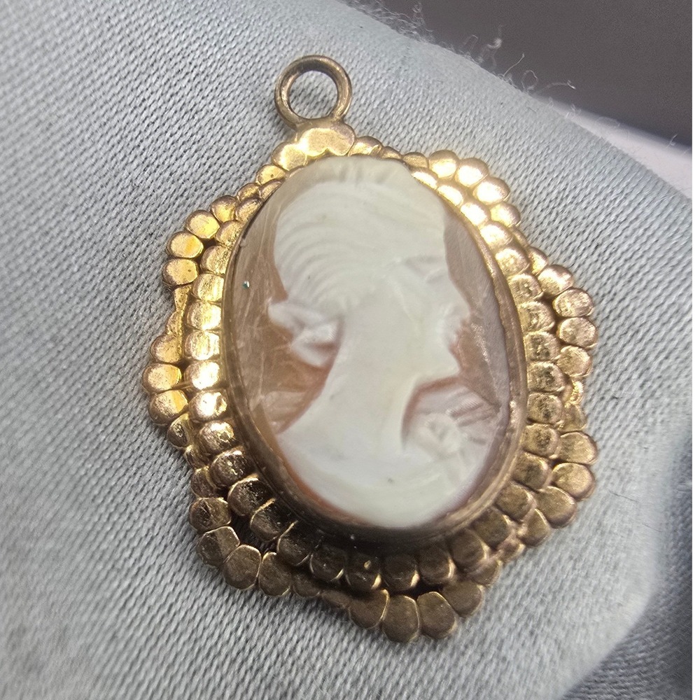 Vintage Estate Cameo Pendant Gold Tone Scalloped Oval Portrait 1in